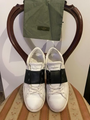 Valentino garavani - Ett par skor från Valentino garavani. 8-10 skick. Tvättade både skorna, sulorna och snörena precis. Nypris ligger på runt 7. Mitt pris 1999. Dustbag tillkommer.