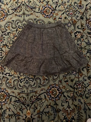 Fin grå glittrig kjol från creamie, storlek 140🩷🩷 cm. 🩷🩷🩷🩷 - Säljer en glittrig silverfärgad kortkjol med volangkant. Kjolen har resår i midjan och ett lätt utsvängt fall. Perfekt för dig som vill sticka ut lite extra med metallic vibes.🤩🤩🤩🩷