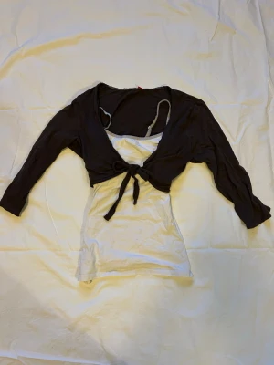 Brun bolero - Brun trekvartsärmad bolero som man knyter framtill.