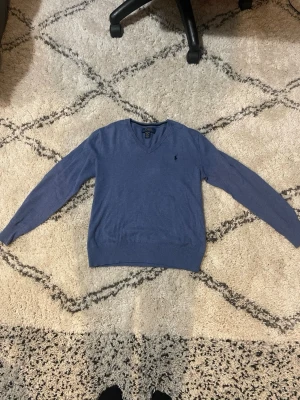 Blå  tröja Polo Ralph Lauren - Säljer min tröja eftersom den har blivit för liten och har inte hunnit använda den, så den är som ny👌