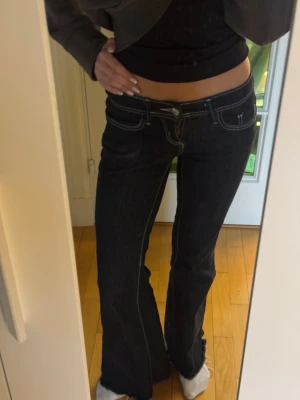 Lågmidjade jeans ifrån Gina Tricot - Mörkblåa low waist jeans ifrån Gina Tricot! Nyskick, men klippta i längden så att de passar mig som är 158!