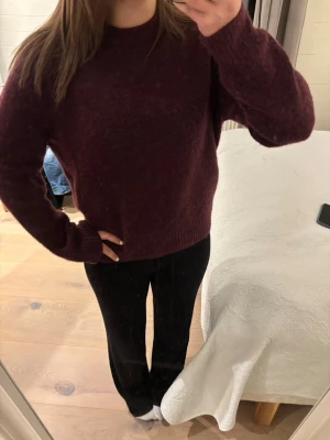 Mörkröd stickad tröja från Cubus - Mörkröd stickad tröja som jag säljer pågrund av att den aldrig kommit till användning, helt oanvänd. Väldigt skönt material. Originalpris 500. 