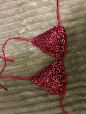 Calzedonia bikini - Säljer min fina calzedonia bikini då den inte passar längre. Storlek xs och skulle säga att den passar kupa A-C då den har knytning o man kan själv välja hur hprt den ska sitta. Skriv innan köp!💕