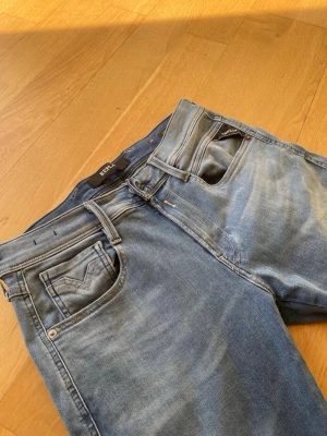 Ljusblå slim fit jeans - Säljer ett par ljusblå slim fit jeans med klassisk femficksdesign. Jeansen har en lätt tvättad look och smal passform längs benen. Perfekta för en avslappnad och trendig stil. Materialet är mjukt denim som ger en bekväm känsla hela dagen.