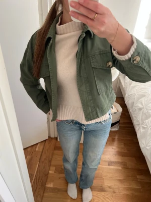 Ljusblå raka jeans med låg midja - Säljer ett par ljusblå jeans med låg midja och raka ben. Jeansen har klassisk femficksdesign och slitna detaljer vid fickorna. Perfekta för en avslappnad och trendig look. Materialet är denim i bomull.