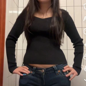 Svart långärmad tröja  - Säljer pga att den inte kommer till andvändning 