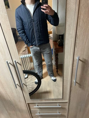 Tunn dunjacka från east west  - Tunn dunjacka, nypris 1600. Den är så gott som ny, perfekt när det blir lite varmare. Passar medium, meddela vid frågor 😀