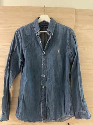 Blå Polo Ralph Lauren Denim Skjorta - Blå Polo Ralph Lauren denim/chambre skjorta | Storlek: M, Slim fit | Skick: Väldigt bra | Kvitto finns ej | Kom PM för frågor och fler bilder! 