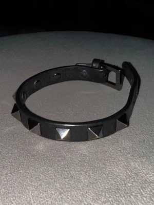 Svart Valentino armband med silver nitar - Valentino armband i den eftertraktade färgen svart och silver. Skick 9,5/10. Har endast använts ett fåtal gånger. Köpt på ILLUM i Köpenhamn. Billigare vid snabb affär! Hör gärna av er vid frågor/bilder. Fri frakt och fraktar samma dag!📦🚚