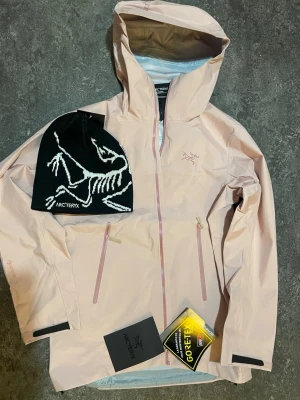 Arcteryx jacka med mössa - Arcteryx jacka med mössa! Perfekt för skidsäsongen eller vardaglig användning! Nypris 5499 mitt pris 2499