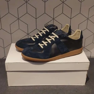 Maison Margiela gats  - Marinblå Maison Margiela gats || Storlek 41 passar även 41,5 || box och dustbags medföljer 