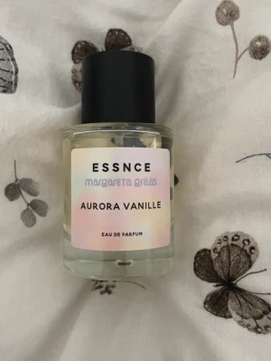 Aurora vanilla - Kan mötas upp i Stockholm! Aurora Vanille är en stillsam vinterdoft med ren, pudrig vanilj och mjuk värme nära huden. Elegant, lugn och perfekt för kalla dagar.