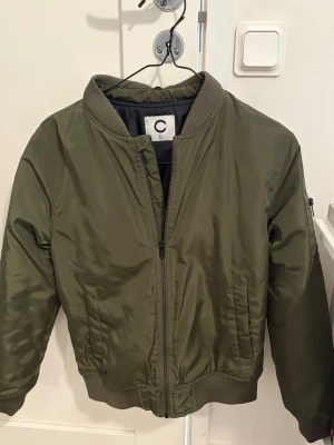 Grön bomberjacka - Knappt använd, stl 164cm/14år