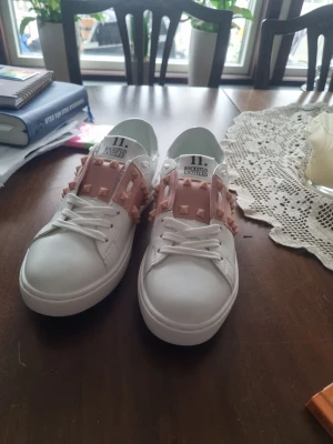 Valentino rockstud - Storlek 38 säljer för att jag köpte dem och de var för små💕💕pris kan diskuteras