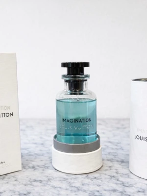 Louis Vuitton - Imagination  - Louis Vuitton Imagination är en fräsch och ren doft som är lätt att bära och svår att ogilla. Den räknas av många som en av de bästa sommarparfymerna just nu och funkar perfekt till vardag, jobb och varma dagar. En sån parfym som ofta ger komplimanger.  Flaskan är nästan helt full, endast använd ett par spray. Originalflaska med batchnummer 5D01, som kan kollas upp för äkthet på valfri hemsida.  Hör av dig vid övriga frågor :)