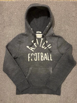 Vintage Abercrombie & Fitch Hoodie - Säljer denna tvär snygga Abercrombie & Fitch Hoodie | Storlek S | Mycket bra skick!! | Längd ≈ 63 Bredd armhåla - armhåla ≈ 53cm | Modell 175cm, 68kg | Hör av vid funderingar och priset kan diskuteras!