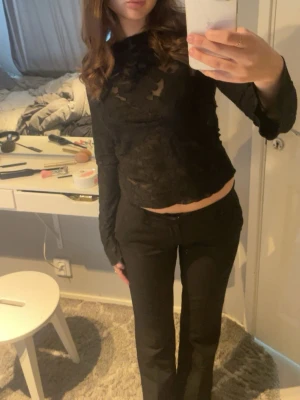 Svart spetsblus med lång ärm - Svart blus med blommor, aldrig kommit till användning! Lappen är inte kvar men skulle gissa att den är från Zara eller nelly 