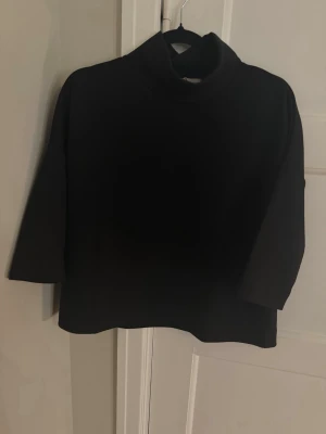 Svart topp med polokrage Carin Wester - Säljer en svart topp från Carin Wester i storlek XS. Men passar även xxs-m skulle jag säga. Toppen har polokrage och trekvartsärmar, vilket ger en stilren och modern look. Perfekt att matcha med både jeans och kjol. Materialet känns mjukt och bekvämt mot huden.använd några gånger bara 