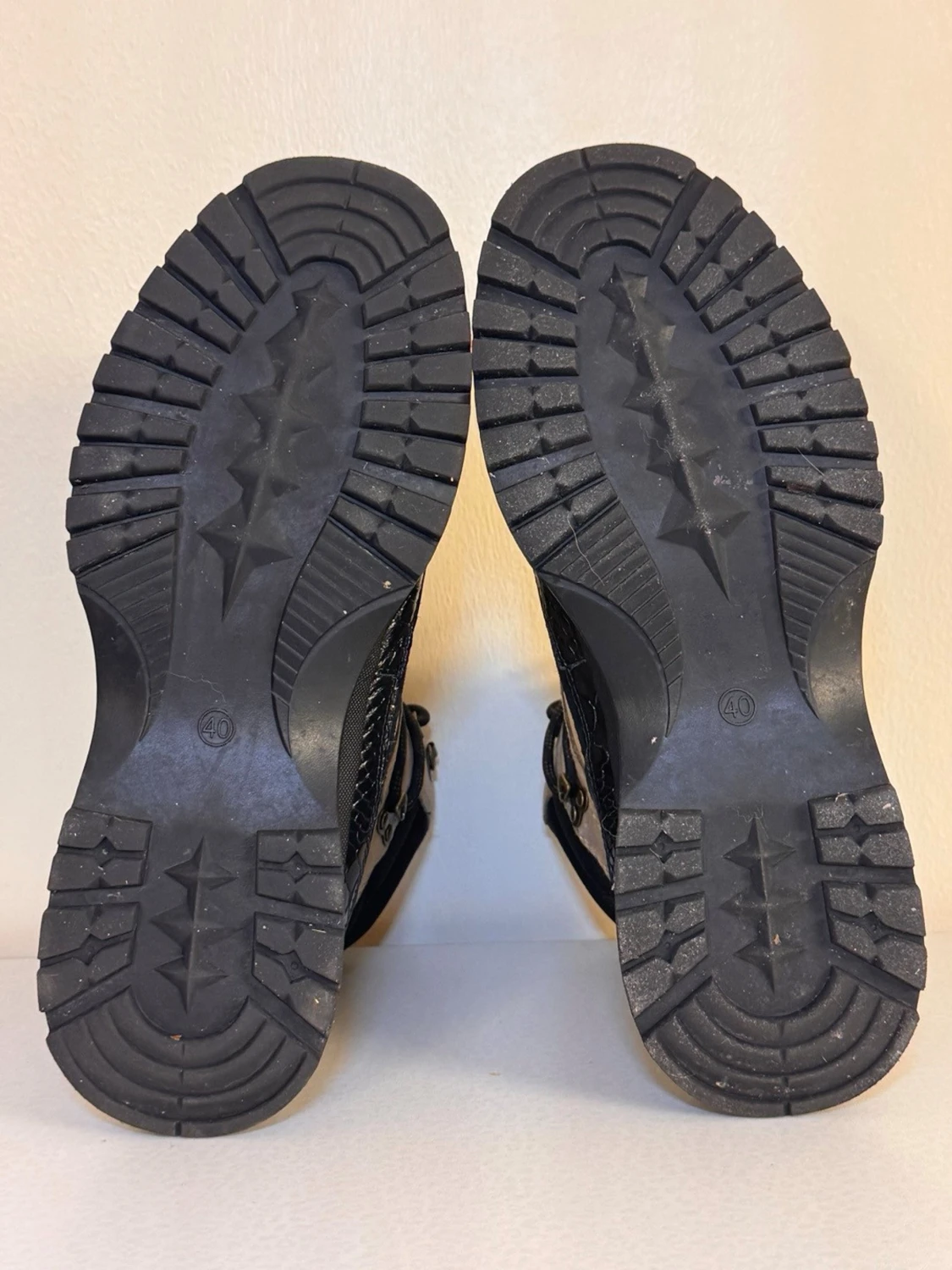 Beige och svarta kängor från Agnes Cecilia - 3