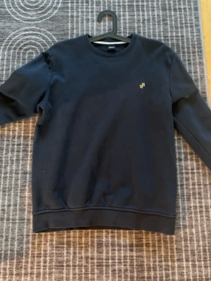 Mörkblå  sweatshirt från BOSS - Mörkblå boss Hoodie utan luva, använder inte de. Längre , storlek L 