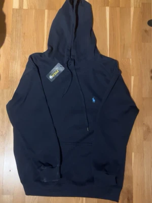 Polo Ralph Lauren hoodie - 10/10 Skick ej använd Rl hoodie pris går att diskutera. Kan va lite stor runt Medium/Large storlek