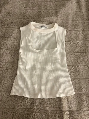 Vit tröja från Zara  - Säljer en vit tröja/linne från Zara som jag använt endast ett fåtal gånger !