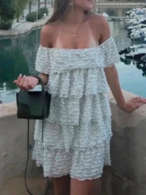 Prickig Zara klänning - Populär vit klänning från Zara. Perfekt skick utan defekter. Storlek xs men passar även S