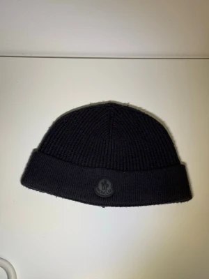 Moncler Mössa - Mössa från Moncler i bra skick. Inga skador eller defekter. Kom pm för prisförslag och frågor.