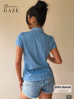 Jeansblus från Siren Gaze  - Snygg ljusblå jeansblus i 100% bomull från Siren Gaze. Den är perfekt nu till våren. Skriv till mig om ni vill ha mer bilder på blusen