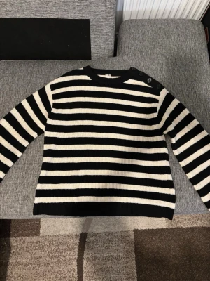 tröja - säljer denna randiga stickade tröja från arket som är i stl xs men oversized❤️ har använt 1 gång❤️ i super bra skick!!❤️❤️  har jätte fina knappar vid sidan❤️ pris kan möjligtvis diskuteras!