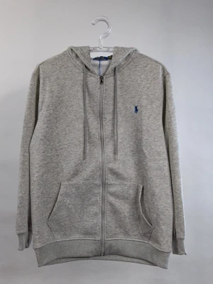 Zip Hoodie - POLO Ralph Lauren - Säljer denna snygga zip-hoodie från Ralph Lauren. Den är i sprillans nytt skick, aldrig använd. Hör av er vid minsta lilla fundering. ☺️ /Sélecté