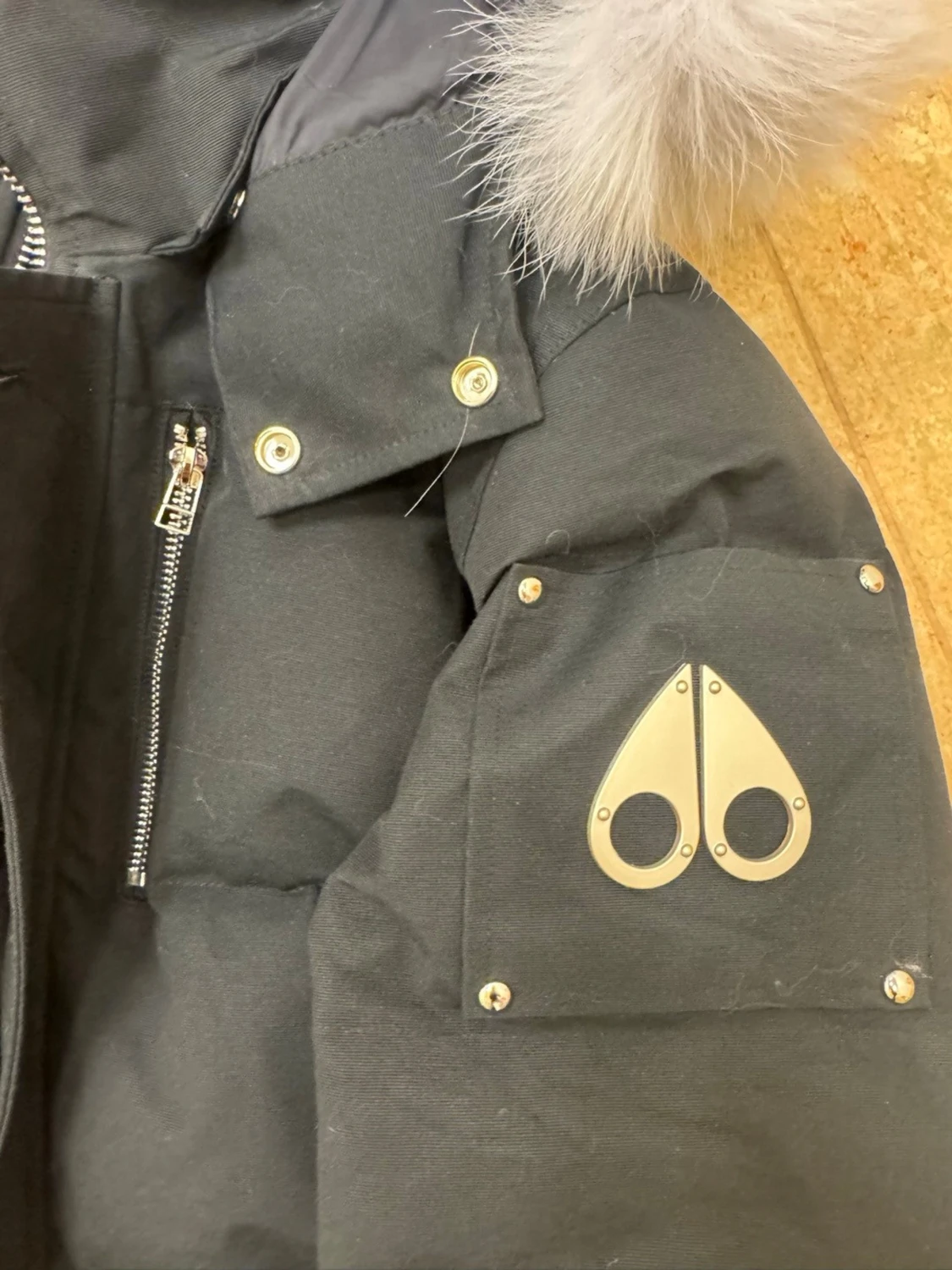 Svart dunjacka med pälskrage Moose Knuckles - 4