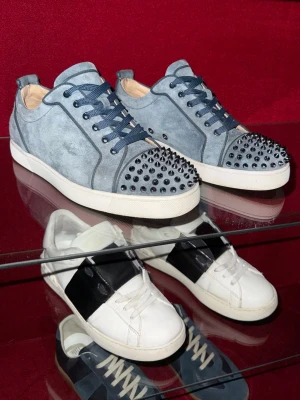 Äkta Christian Louboutin washed blue | Size 41,5  - Säljer ett par schyssta loubs från Christian Louboutin i mocka och riktgit ovanlig cw. Modellen tillverkas inte längre! Skorna är i riktigt bra skick 10/10 Ny pris 12000kr! ALLT OG medföljer kvitto, spikar, dustbag, box och nya snören. Storlek 41,5 men passar 42 jätte bra! 