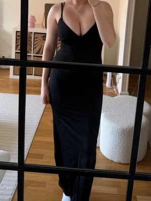 Svart långklänning med smala axelband - Svart långklänning med smala axelband och djup v-ringning🖤🖤tags still on. 