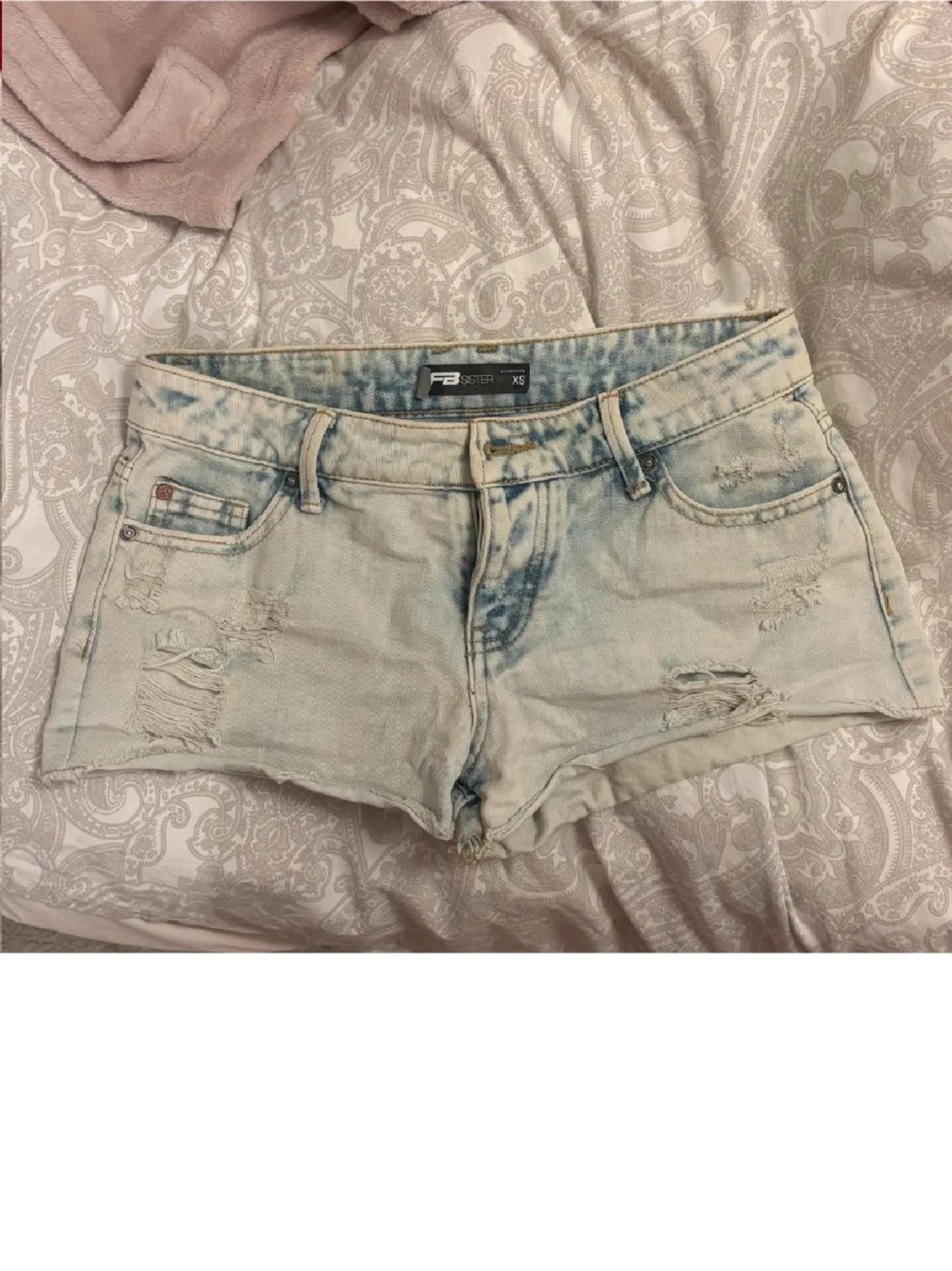 Ljusblå slitna jeansshorts - 3