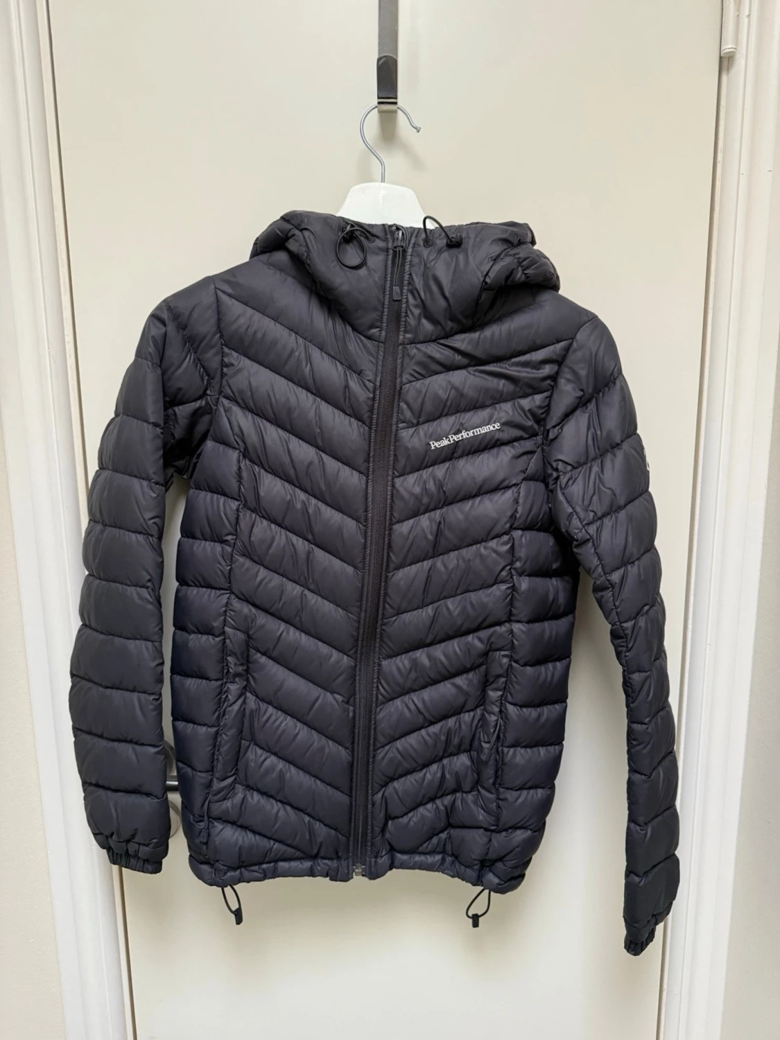 Svart dunjacka Peak Performance XS