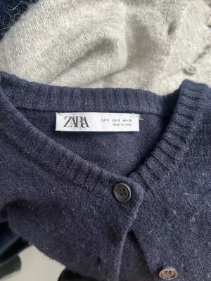 Mörkblå kofta från ZARA - Mysig mörkblå kofta från ZARA endast nopprig