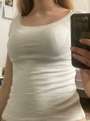 Vit spets tröja💕 - Vit tröja med spetsning ifrån lager 157. Inte använd mycket. En gnutta mörkare i armhålan men de syns inte när man har på sig den💕