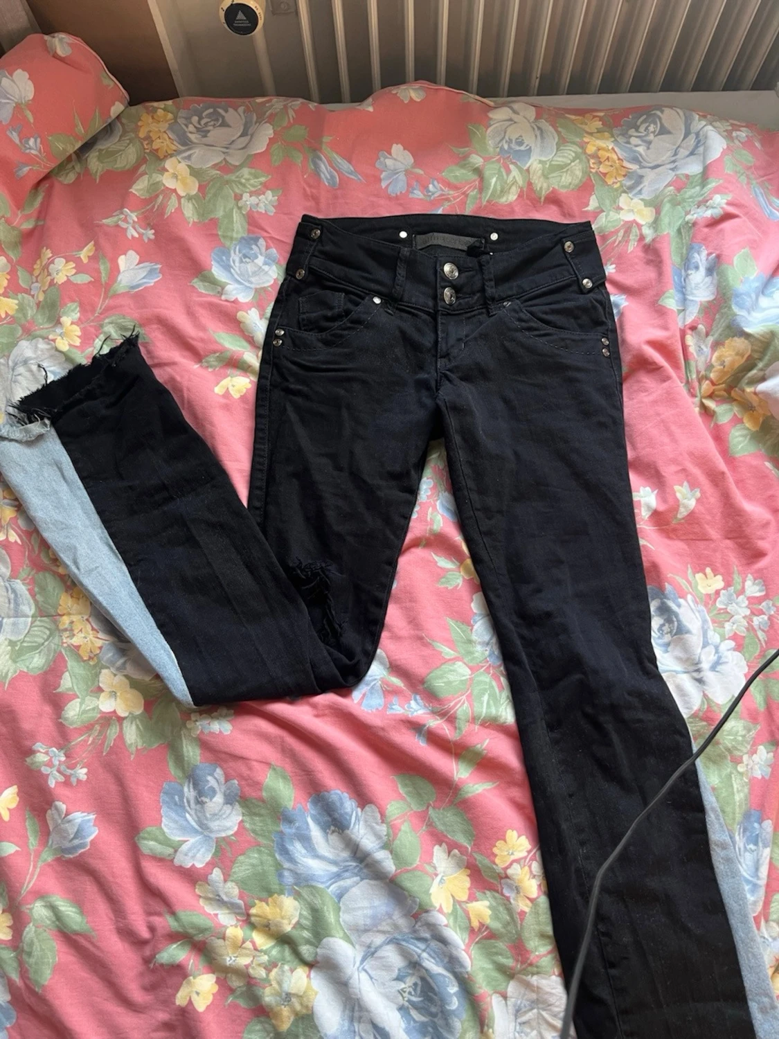 Svarta bootcut jeans med slitningar - 1