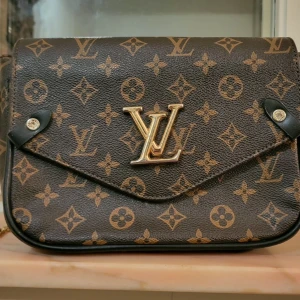 Louis Vuitton monogram väska - Snygg handväska från Louis Vuitton i klassiskt brunt monogrammönster med guldigt LV-emblem framtill.Det bara kedjan funkar inte (kolla på sista bild)
