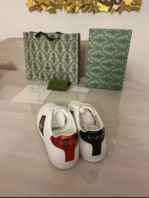 Gucci Ace vita sneakers  - Säljer ett par vita Gucci Ace sneakers i läder. Helt nya och äkta. Allt og följer med, storlek 41. 2299kr kan gå ner i pris vid snabbafär! 