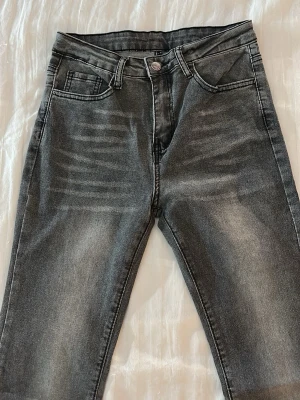 Grå bootcut jeans - Säljer mina gråa bootcut jeans i storlek 36. Dom är stretchiga i materialet men små i storleken!!✨
