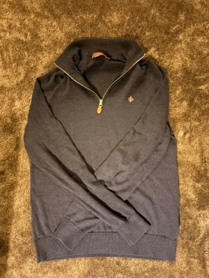 Mörkblå Morris halvzip tröja med brodyr - Äkta mörkblå Morris kvart zip använd 5 gånger så nästan helt oanvänd, liten logga på bröstet me en halv lång krage perfekt för en stilren look