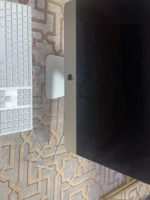 Apple iMac stationär dator silver - Säljer en stilren Apple iMac stationär dator i silver med matchande vitt tangentbord. Datorn har en stor skärm, tunn design och klassisk Apple-logga på framsidan. Perfekt för både studier och kreativt arbete.