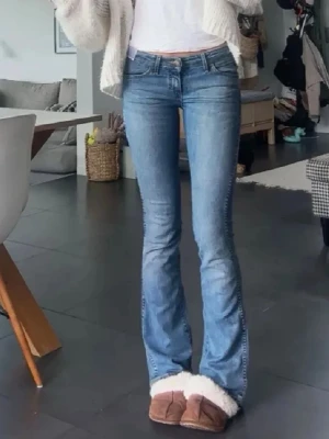 wrangler jeans - fina jeans ifrån wrangler , en av sakerna man sätter bälten i har åkt av men går lätt att fixa! pris kan diskuteras vid snabb affär!💕