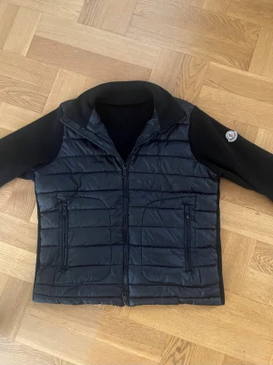 Moncler cardigan  - Lite använd moncler cardigan storlek S men passar också M