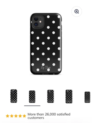 Svart mobilskal med vita prickar - Snyggt svart mobilskal från By Olivia med vita prickar i ett klassiskt polka dot-mönster. Skalet är gjort i ett hårt, glansigt plastmaterial som ger ett stilrent och trendigt intryck. Perfekt för dig som vill ge mobilen en personlig touch. Köpt för över 500 med tull och frakt❤️