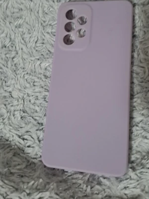 Ljuslila silikonskal till mobil - Säljer ett ljuslila mobilskal i mjukt silikonmaterial. Skalets design är enkel och stilren med utskärningar för flera kameror. Passar dig som vill ha ett snyggt och smidigt skydd till din mobil.