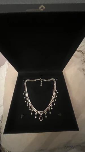 Maria Nilsdotter halsband! - Sååå fint Drop of Heart necklace från Maria Nilsdotter som är i typ nyskick och har inga defekter!! Nypriset är 10 000kr🫶🏻kvittot finns✅box, påse, kort och kvitto skickas med! Putsas med silverputs så att det blir ny glansigt även innan det skickas! Justerbar längd💕vinröd sten, mosambique garnet❤️kom med prisförslag