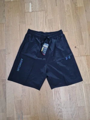 Svarta träningsshorts från Under Armour - Helt nya passar också storlek L!